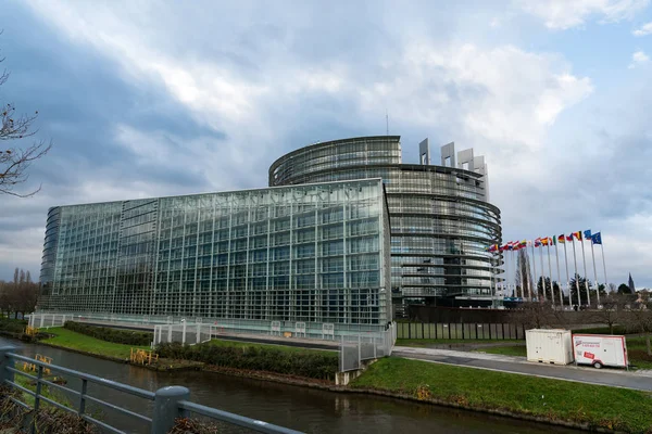 Utsikt över Europeiska unionens parlamentsbyggnad och flaggor från alla medlemsstater i Strasbourg — Stockfoto