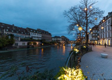 Birçok insan tarihi Strasbourg 'da Noel boyunca akşam yürüyüşünden keyif alır.