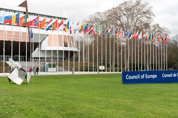 Vista del Consejo de Europa en Estrasburgo con las banderas de los países miembros — Foto de Stock