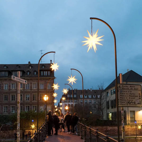 Beaucoup de gens profitent d'une promenade en soirée pendant Noël dans l'historique Strasbourg — Photo