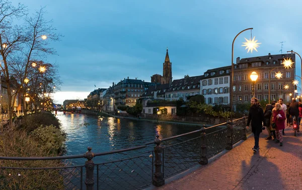 Many people enjoying an evening walk during Christmas in historic Strasbourg — Stock Photo, Image