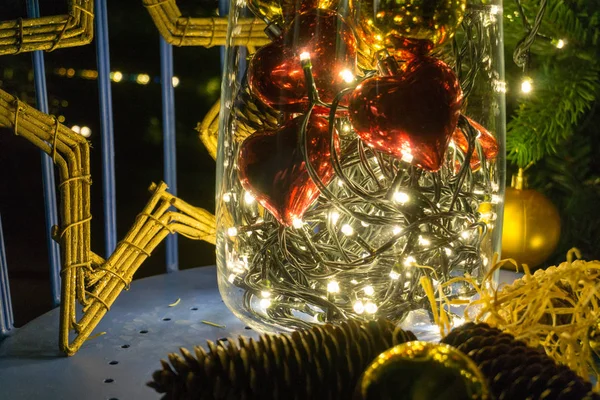 Abstrakte farbenfrohe Weihnachtsdekoration in der Vase mit herzförmigen Kugeln — Stockfoto