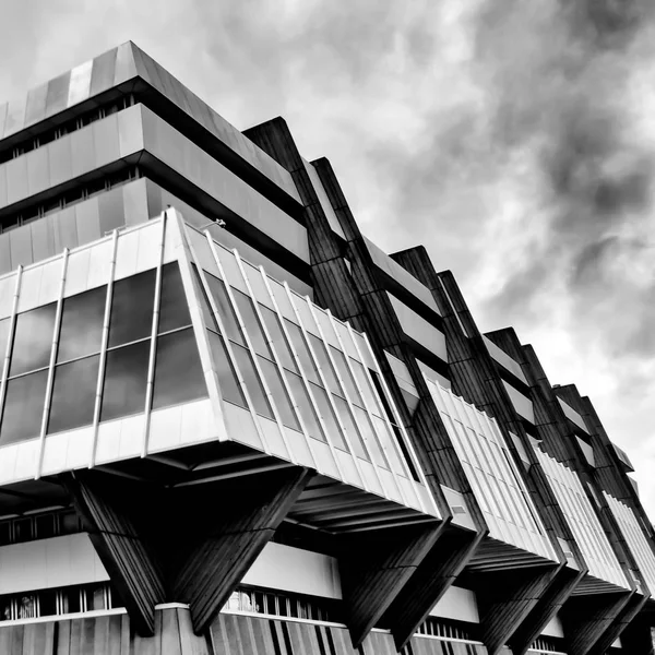 Elvont építészeti kilátás a modern üveg és acél épület — Stock Fotó