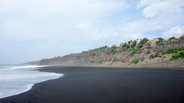 Playa de arena de lava negra y costa salvaje irregular en la isla de Fogo en Cabo Verde — Foto de Stock