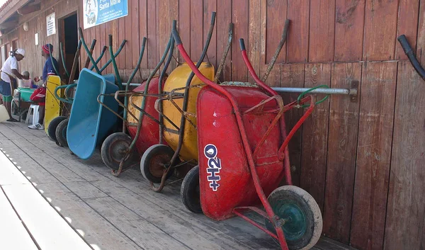 Primo piano carriole colorate utilizzate per trasportare i pesci in h — Foto Stock