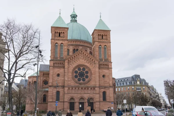 Вид на католическую церковь Сен-Пьер-ле-Жен в Страсбурге — стоковое фото
