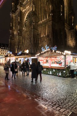 Birçok insanın ünlü Noel işaretini ziyaret ettiği gece manzarası