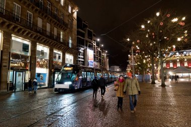 Stra 'daki Place Kleber Meydanı' nı ziyaret eden insanların gece görüntüsü