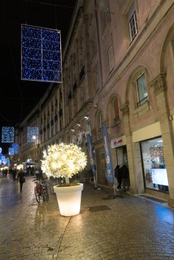 Birçok insanın ünlü Noel işaretini ziyaret ettiği gece manzarası