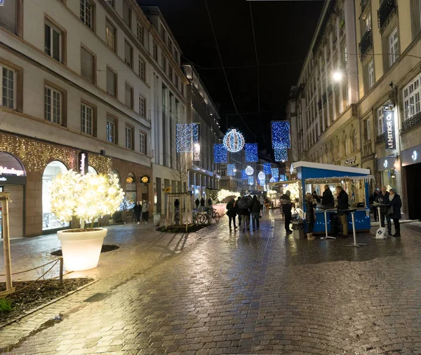 Nighttime view of many people visiting the famous Christmas marke — стоковое фото