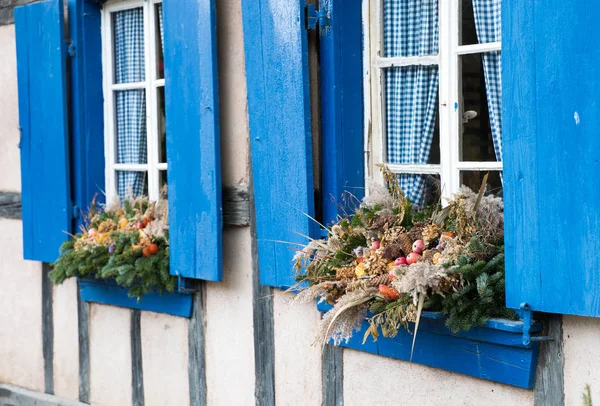 Schöne Fensterdekorationen in einem Fachwerkhaus aus Holz — Stockfoto