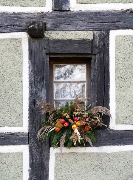 Schöne Fensterdekorationen in einem Fachwerkhaus aus Holz — Stockfoto