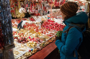 İnsanlar tarihi Strazburg 'u ziyaret etmekten ve alışveriş yapmaktan zevk alıyorlar.