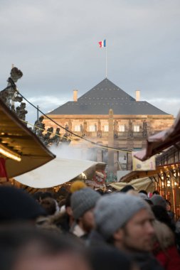 İnsanlar tarihi Strazburg 'u ziyaret etmekten ve alışveriş yapmaktan zevk alıyorlar.