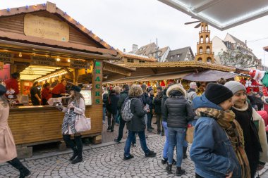 İnsanlar tarihi Strazburg 'u ziyaret etmekten ve alışveriş yapmaktan zevk alıyorlar.
