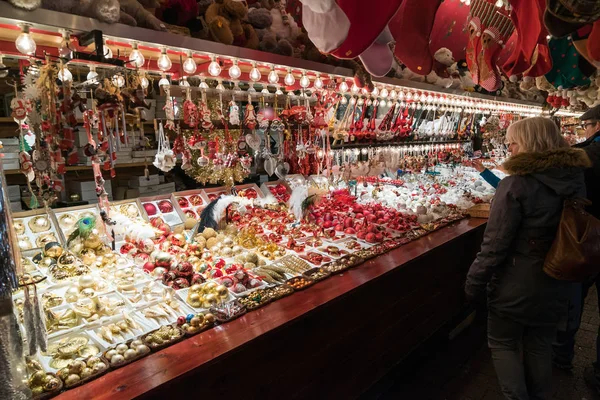 Personas disfrutan de visitar y hacer compras en la histórica Estrasburgo durante — Foto de Stock