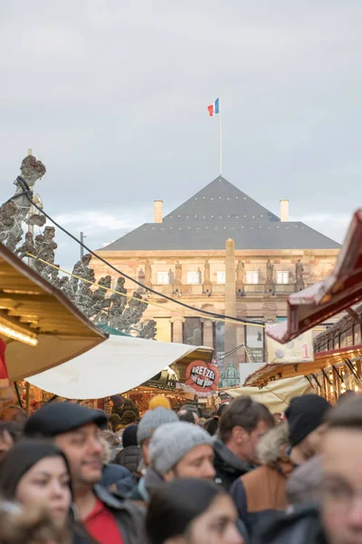 Menschen genießen den Besuch und Einkauf im historischen Straßburg während — Stockfoto