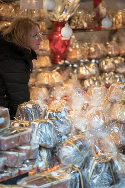 Markt verkopers havik en verkopen hun waren op de kerstmarkt — Stockfoto