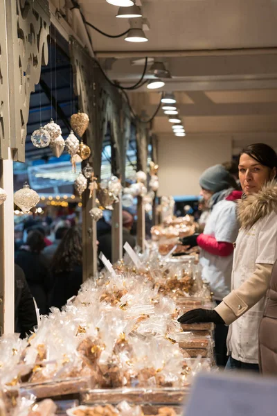 Markt verkopers havik en verkopen hun waren op de kerstmarkt — Stockfoto