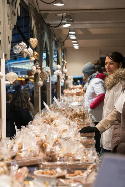 Vendedores de mercado halcón y vender sus productos en el mercado de Navidad — Foto de Stock