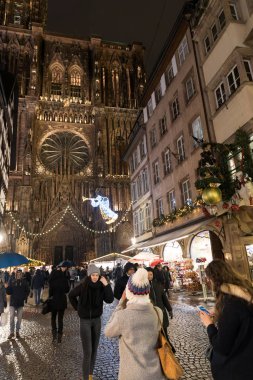 Strasbourg katedralinin önünde fotoğraf çektirirken... 