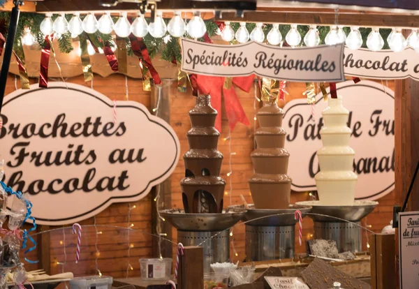 Uitzicht op heerlijke chocolade fonteinen op een marktkraam in de C — Stockfoto