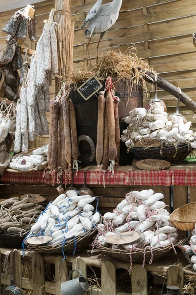 Slagerij met heerlijke traditionele worst en gedroogde mea — Stockfoto