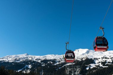 Lenzerheide, Gr / İsviçre - 1 Ocak 2020: İsviçre Alplerindeki Lenzerheide kayak merkezine modern teleferik gondolları
