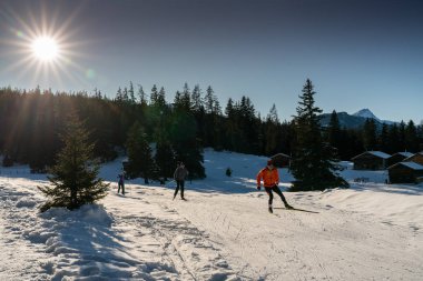 Lenzerheide, Gr / İsviçre - 1 Ocak 2020: sporcular ve turistler Lenzerheide kayak merkezindeki İsviçre Alplerinde sağlıklı bir İskandinav kayak sporunun keyfini çıkarıyorlar