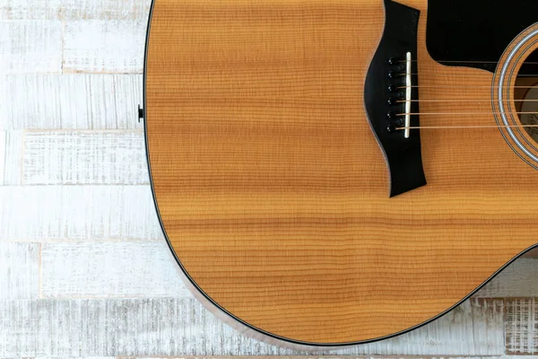 Top down view of beautiful acoustic guitar on a rustic white wood — Stock Photo, Image