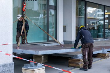 Davos 'taki kongre merkezi. Gün doğumunda ulusların bayraklarıyla.