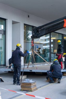 Davos 'taki kongre merkezi. Gün doğumunda ulusların bayraklarıyla.