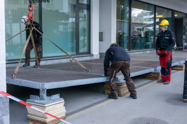 Davos 'taki kongre merkezi. Gün doğumunda ulusların bayraklarıyla.