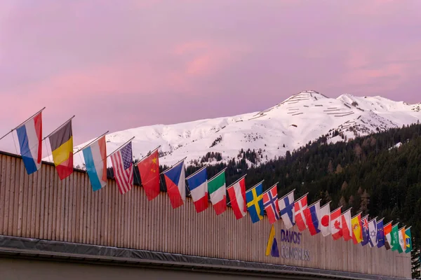 Davos 'taki kongre merkezi. Gün doğumunda ulusların bayraklarıyla.