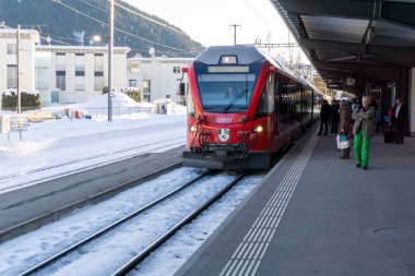 Rhaetian Tren Treni Davos Dorf Treni 'ne yanaşıyor.