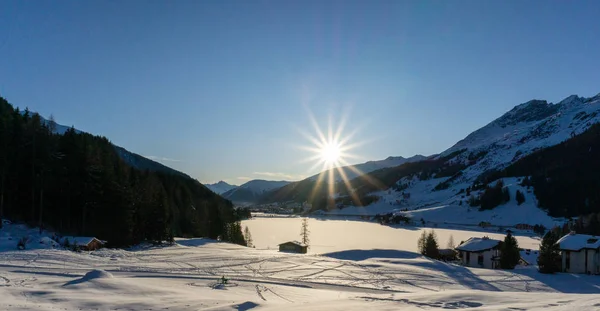 Inverno paisagem de montanha e lago congelado ao pôr do sol — Fotografia de Stock