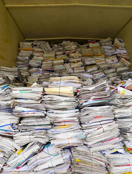Vertikale Ansicht von Papierstapeln, Zeitschriften und Zeitungen, die recycelt werden können — Stockfoto