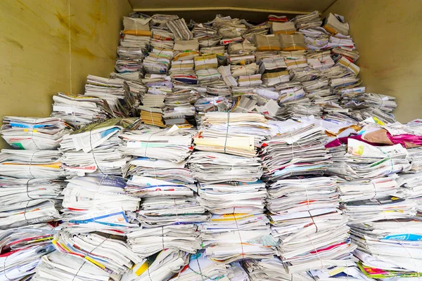 Vista horizontal de pilas de papel y revistas y periódicos listos para ser reciclados — Foto de Stock