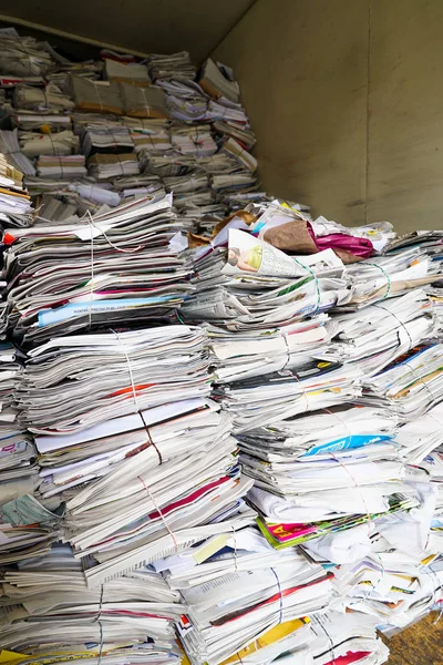 Nahaufnahme von Papierstapeln, Zeitschriften und Zeitungen, die recycelt werden können — Stockfoto