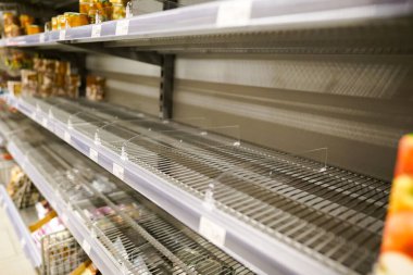 Covid-19 virüsü yüzünden Avrupa 'da bir süpermarkette çok az konserve ürünü kalmış birçok boş raf.