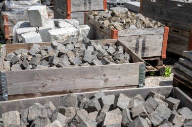 Sandıktaki kaldırım taşlarının detaylı bir görüntüsü ve inşaat alanına gönderilmeye hazır.