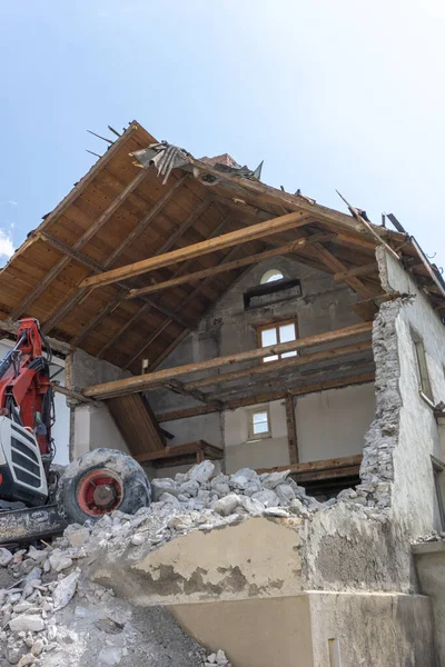 Verlassenes Haus Wird Mit Fahrbarem Bagger Abgerissen Vordergrund Schutt Und — Stockfoto