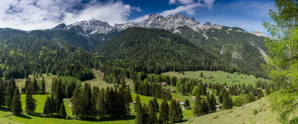 Panoramisch Uitzicht Een Idyllisch Bergdal Het Hart Van Zwitserse Alpen — Stockfoto