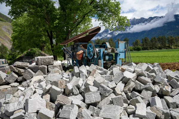 Broušené Kameny Bloky Starým Kamenným Řezacím Strojem Pozadí — Stock fotografie