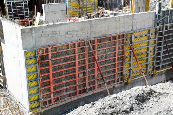 2 Mayıs 2020 - Felsberg, GR / İsviçre: Beton ve kepenk panelleri olan büyük bir inşaat alanı