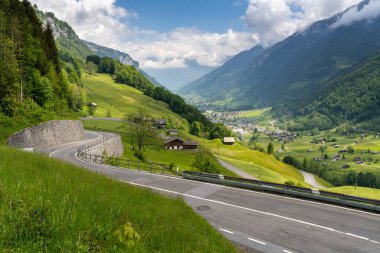 İsviçre Alpleri 'nin merkezindeki dolambaçlı ve kıvrımlı Klausenpass dağ yolu.