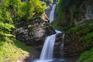 İlkbaharda Braunwald ve Glarus yakınlarındaki İsviçre Alpleri 'ndeki Diesbach Şelalesi manzarası
