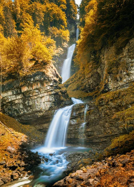 Pohled Idylický Diesbachův Vodopád Švýcarských Alpách Braunwaldu Glaru Podzim — Stock fotografie