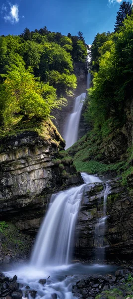 Ett Vertikalt Panorama Över Det Idylliska Vattenfallet Diesbach Schweiziska Alperna — Stockfoto