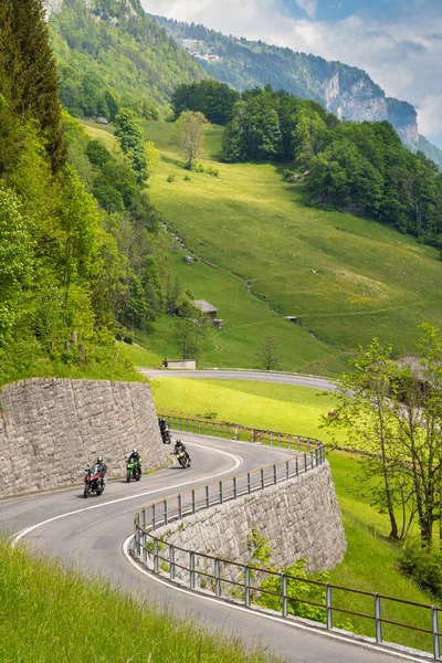 Linthtal, GL / İsviçre - 17 Mayıs 2020: İsviçre Alpleri 'ndeki eğri Klausenpass yolunun dikey görünümü Linthtal Alp köyünün yukarısındadır.